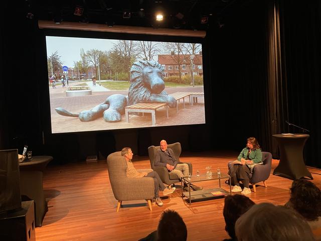 ‘Mama ik zie een leeuw’ op het Stationsplein in Duiven.